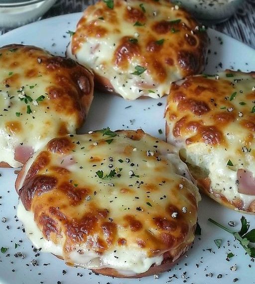 PIKANTE PARTYBRÖTCHEN MIT CREME FRAICHE