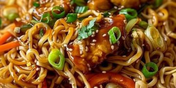 Chinesisch Gebratene Nudeln Mit Hühnchenfleisch, Ei Und Gemüse