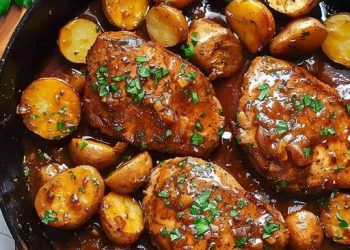 Honig-Senf-Schweinekoteletts Und Kartoffelpfanne