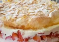 Schneemousse-Erdbeertorte