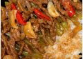 Chinesisches Rindfleisch mit Zwiebeln und Paprika