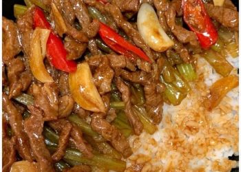 Chinesisches Rindfleisch mit Zwiebeln und Paprika