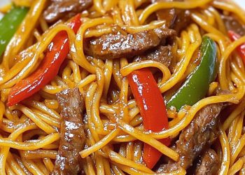 Rindfleisch mit Paprika, Zwiebeln und Nudeln