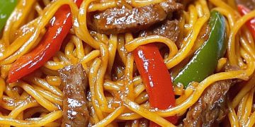 Rindfleisch mit Paprika, Zwiebeln und Nudeln