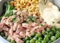Nudelsalat mit Thunfisch: Dieser Nudelsalat hat’s in sich: vitaminreiches Gemüse, hochwertiges und leicht verdauliches Protein und ein locker leichtes Joghurt-Dressing