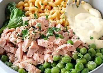 Nudelsalat mit Thunfisch: Dieser Nudelsalat hat’s in sich: vitaminreiches Gemüse, hochwertiges und leicht verdauliches Protein und ein locker leichtes Joghurt-Dressing