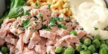 Nudelsalat mit Thunfisch: Dieser Nudelsalat hat’s in sich: vitaminreiches Gemüse, hochwertiges und leicht verdauliches Protein und ein locker leichtes Joghurt-Dressing
