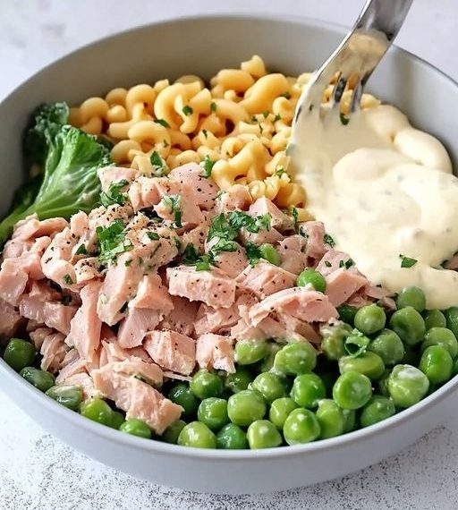 Nudelsalat mit Thunfisch: Dieser Nudelsalat hat’s in sich: vitaminreiches Gemüse, hochwertiges und leicht verdauliches Protein und ein locker leichtes Joghurt-Dressing