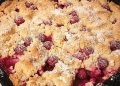 Pflaumenkuchen mit Streuseln auf dem Blech