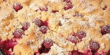 Pflaumenkuchen mit Streuseln auf dem Blech
