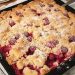 Pflaumenkuchen mit Streuseln auf dem Blech
