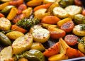 Schneiden Sie das Gemüse, legen Sie es auf das Backblech und würzen Sie es so, In 30 Minuten fertig