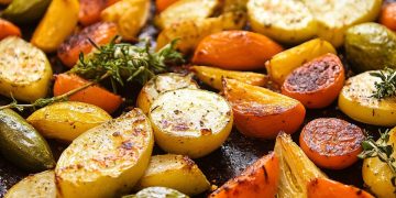 Schneiden Sie das Gemüse, legen Sie es auf das Backblech und würzen Sie es so, In 30 Minuten fertig