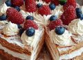 Schneemousse-Erdbeertorte