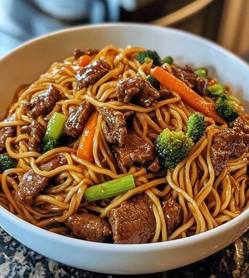 Chinesisch gebratene Nudeln mit Rindfleisch