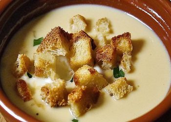 Sellerieschaumsuppe mit Croûtons