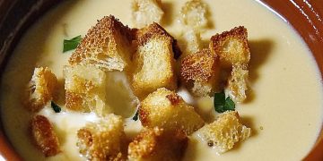 Sellerieschaumsuppe mit Croûtons
