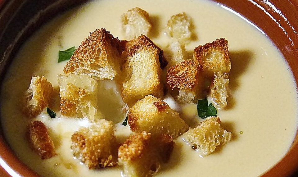 Sellerieschaumsuppe mit Croûtons