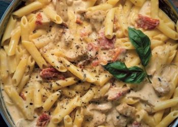 Cremige Hähnchen-Mozzarella-Pasta