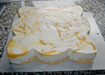 Die Käsesahnetorte mit Pfirsichstücken schmeckt cremig und fruchtig,