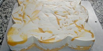 Die Käsesahnetorte mit Pfirsichstücken schmeckt cremig und fruchtig,