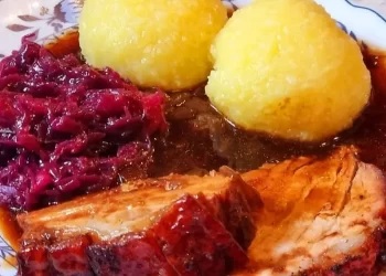 Schweinekrusten braten mit Klösse und Rotkohl