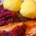 Schweinekrusten braten mit Klösse und Rotkohl