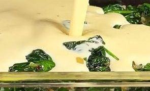 Einfache und herzhafte Kartoffeln mit Spinat und Eiern: Ein beruhigendes Abendessenrezept