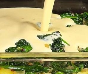 Einfache und herzhafte Kartoffeln mit Spinat und Eiern: Ein beruhigendes Abendessenrezept