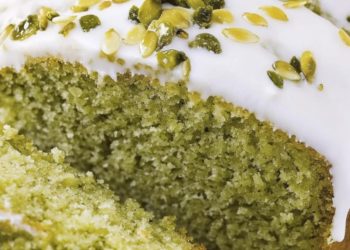 Saftiger Pistazienkuchen mit Zitronen-Topping 