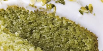 Saftiger Pistazienkuchen mit Zitronen-Topping 