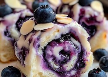  Blaubeer-Käsekuchen-Rollen 