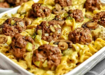 Nudeln mit Pilzsoße und Hackbällchen