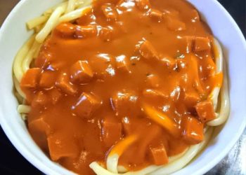 Makkaroni mit Tomatensoße und Jagdwurst