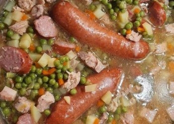 Erbsensuppe mit Gelderländer Bauchspeck, Mettenden, Schälrippchen, Kartoffeln, Erbsen, Knoblauch und Suppengemüse