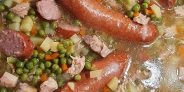 Erbsensuppe mit Gelderländer Bauchspeck, Mettenden, Schälrippchen, Kartoffeln, Erbsen, Knoblauch und Suppengemüse