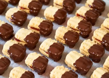 Hier ist das Rezept für Spritzgebäck nach Omas Art – in nur 3 Minuten zubereitet!