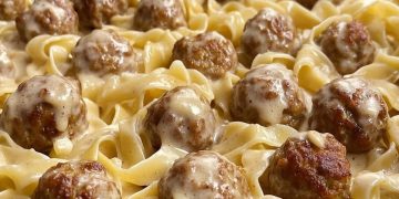 Fleischbällchen mit Sahne und Nudeln – Ein-Pot-Gericht