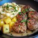 Hausgemachte Frikadellen mit Rahmsoße & Kartoffelpüree
