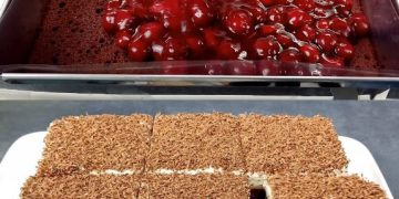 Achtung, diese Schwarzwälder Torte vom Blech schmeckt unfassbar lecker!