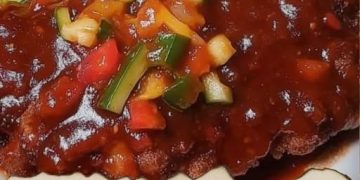 Zigeunerschnitzel mit Salat und Pommes