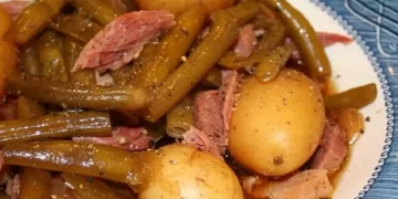 Langsam gegarte grüne Bohnen, Schinken und Kartoffeln