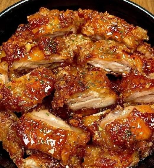 Knusprige Hähnchenstücke mit Honig und Knoblauch