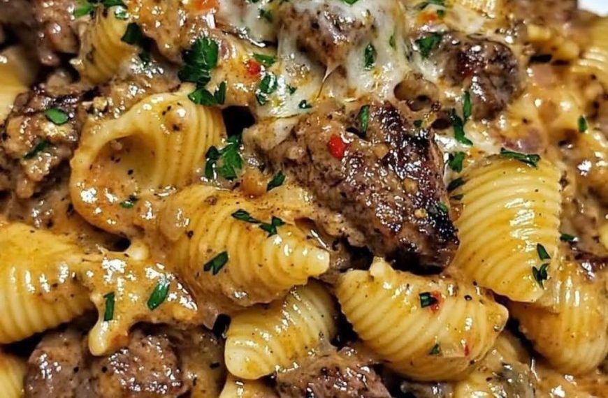 Ein 30 Minuten Abendessen: Zartes, angebratenes Steak in Knoblauch-Kräuterbutter mit Muschelnudeln in einer cremigen Parmesansauce