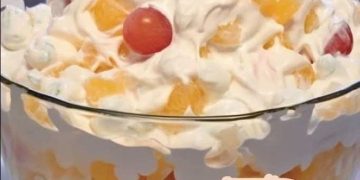 Es gibt nichts Besseres als den Ambrosia-Salat meiner Oma! Meine Oma macht den besten!