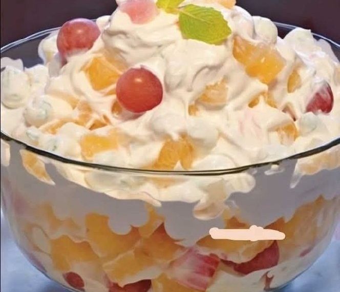 Es gibt nichts Besseres als den Ambrosia-Salat meiner Oma! Meine Oma macht den besten!