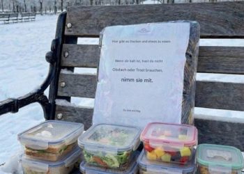 Ein armer, alleinerziehender Vater von drei Kindern hinterließ Decken und Essen auf einer Bank für Obdachlose