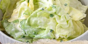 Kopfsalat mit Omas Sahne-Zitronen-Dressing – Der cremige Klassiker für die Familienrunde