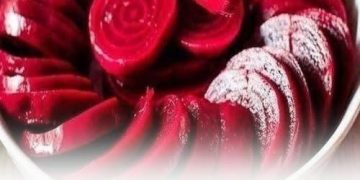 Köstlicher Rote-Bete- und Zitronensaft reinigt den Darm und fördert die Gewichtsabnahme