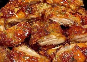 Knusprige Hähnchenstücke mit Honig und Knoblauch